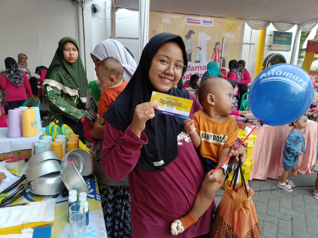 Emak-emak Surabaya Gercep Datang ke Posyandu Alfamart Demi Voucher Gratis