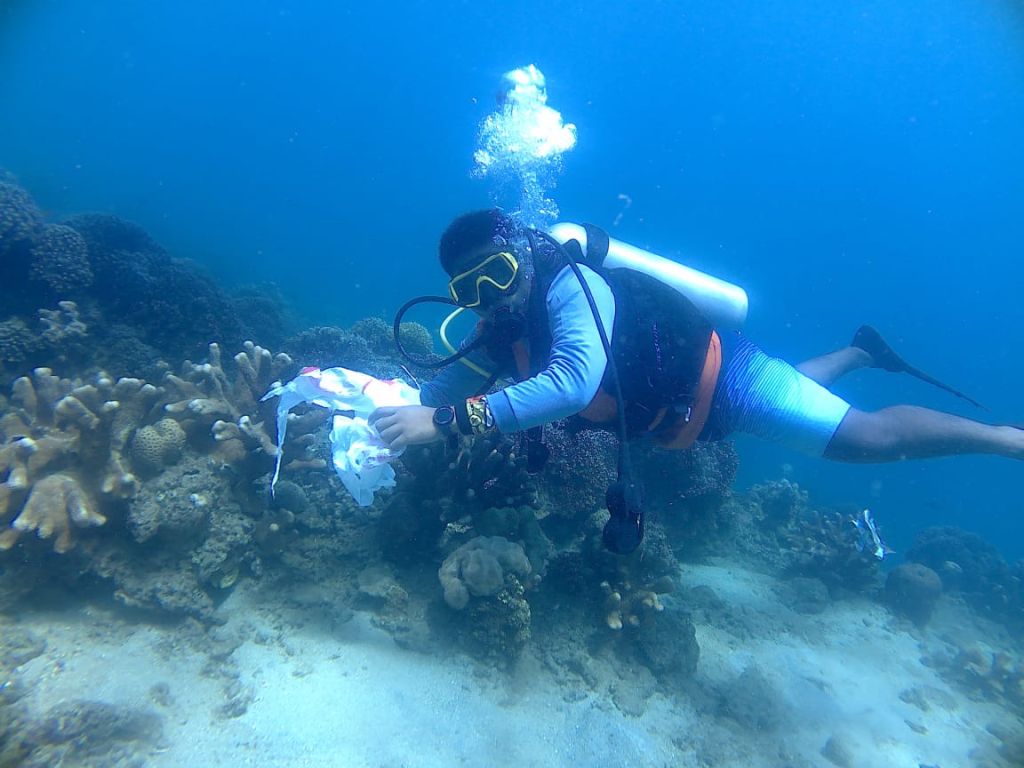 Peringati Hari Laut Sedunia Kompak Bersihkan Sampah Pantai Pasir Putih Situbondo