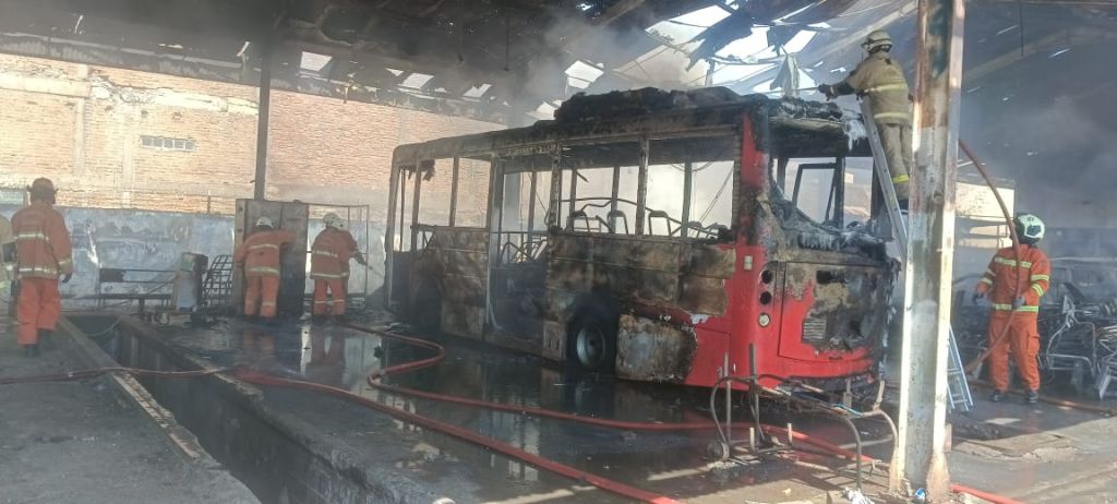 Pool Damri di Surabaya Terbakar, 7 Kendaraan Hangus Tinggal Rangka