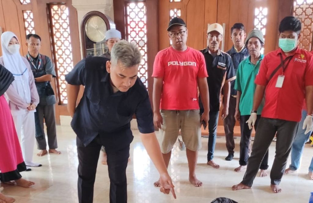 Pria Mojokerto Meninggal dalam Masjid Usai Jenguk Istrinya di Rumah Sakit