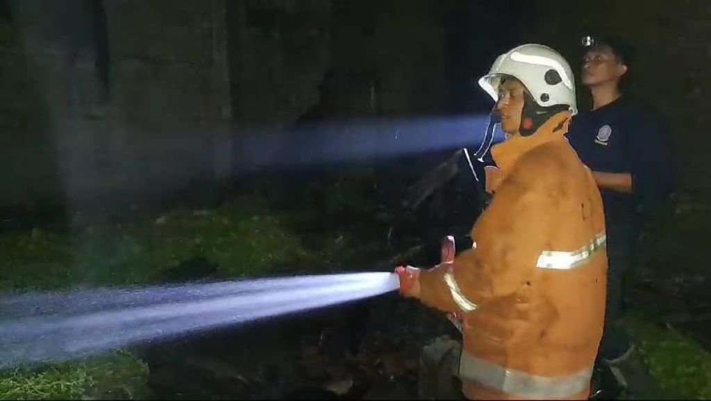 Bakar Sampah Bikin Rumah di Mojokerto Hangus Terbakar