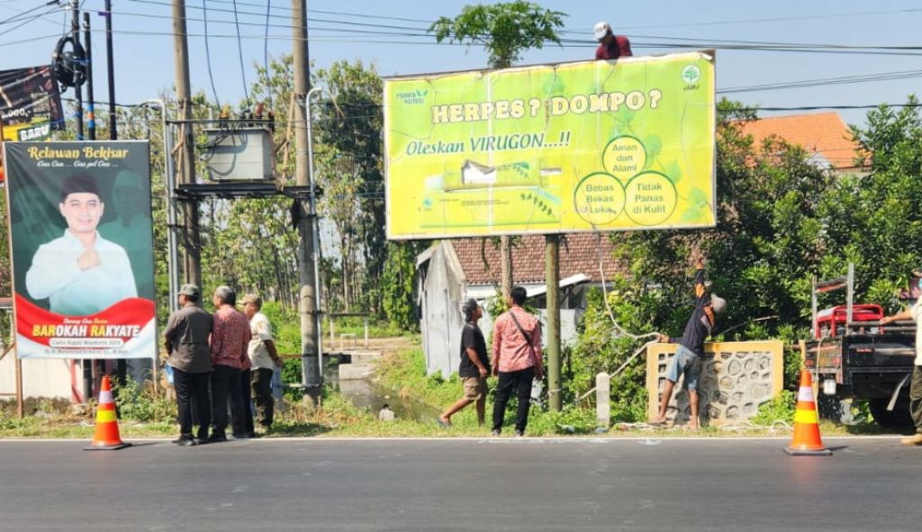 Lima Reklame Raksasa Bodong di Mojokerto Dibongkar