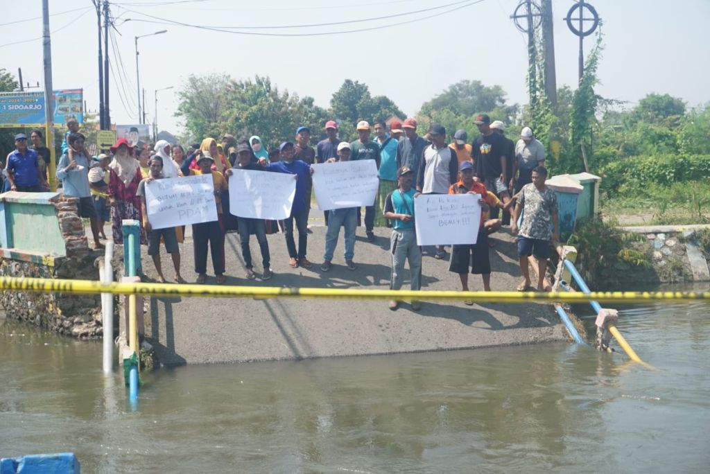 Jembatan Antar Desa di Sidoarjo Ambruk Tak Ditangani Pemerintah, Warga Demo