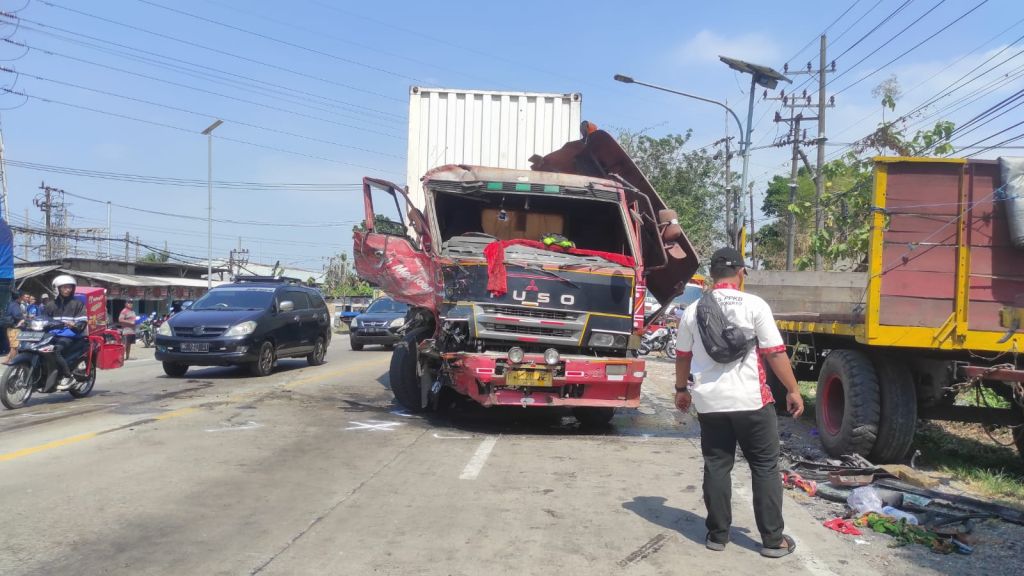 Adu Moncong Dua Truk di Bypass Mojokerto, 1 Sopir Tewas Terjepit