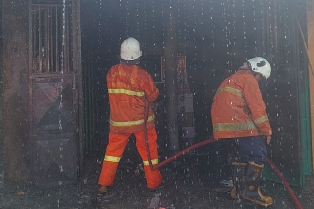 Kios Bensin di Mojokerto Terbakar Gegara Tertabrak Motor, Dua Orang Terluka