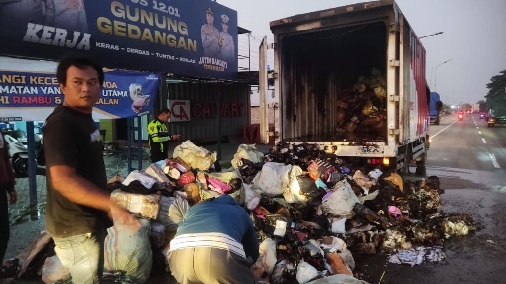 Truk Ekspedisi Terbakar di Bypass Mojokerto, Paketan Hangus