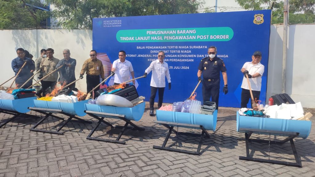 Mendag Zulhas Musnahkan Barang Ilegal Senilai Rp5 Miliar di Sidoarjo
