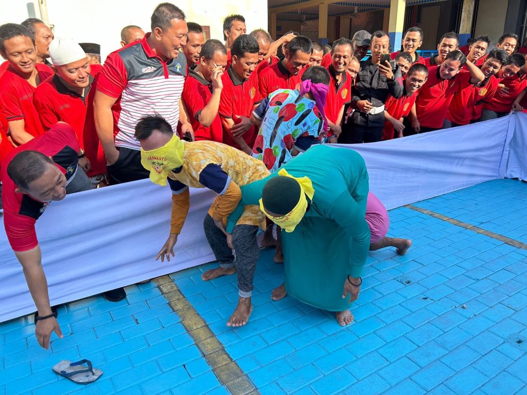Momen Para Napi Adu Ketangkasan Tangkap Bebek di Situbondo