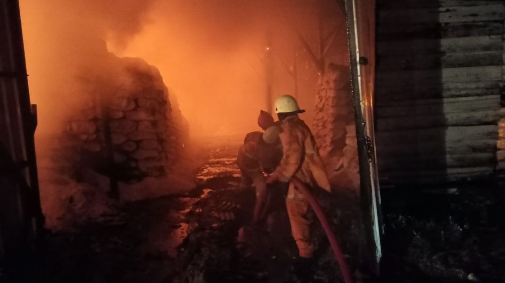 Gegara Bakar Sampah, 4 Gudang di Surabaya Hangus Tersambar