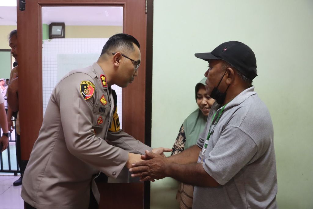 Kapolres Probolinggo Kota Kunjungi Rumah Duka dan Jenguk Pelajar Korban Laka KA