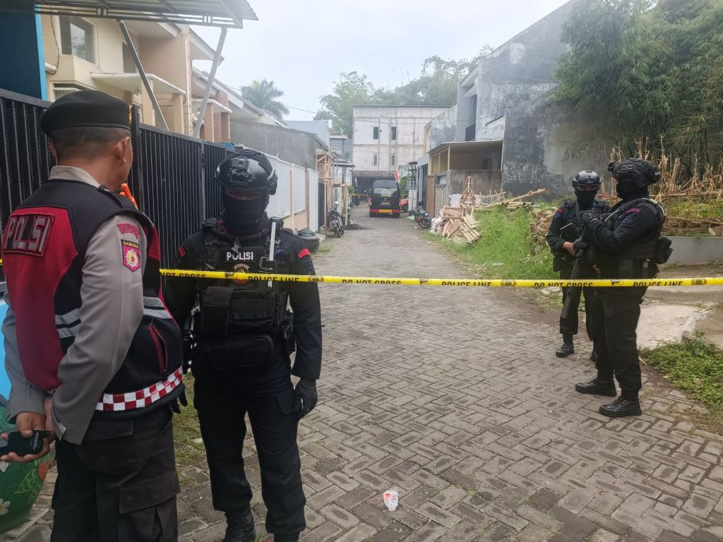 Terduga Teroris Batu Rencanakan Aksi Bom Bunuh Diri di 2 Lokasi