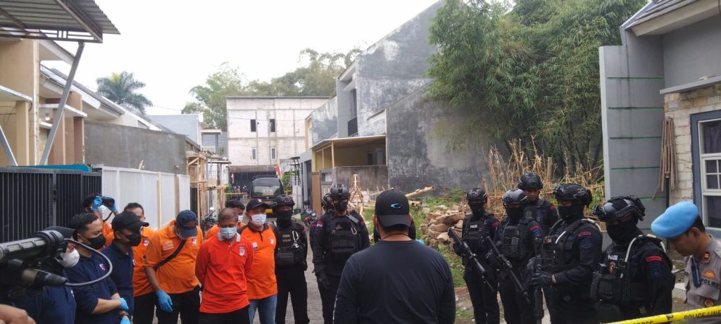 Tim Jibom Polda Jatim Geledah Rumah Terduga Teroris di Kota Batu