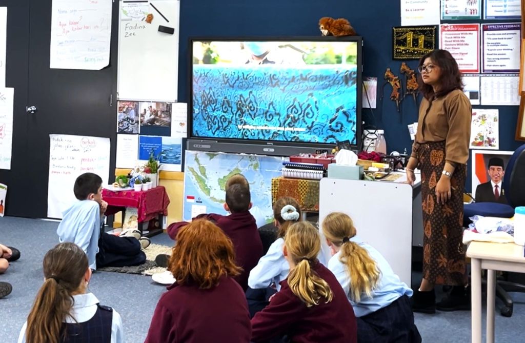 Mahasiswa UNESA Kenalkan Bahasa dan Budaya Indonesia ke Pelajar Australia