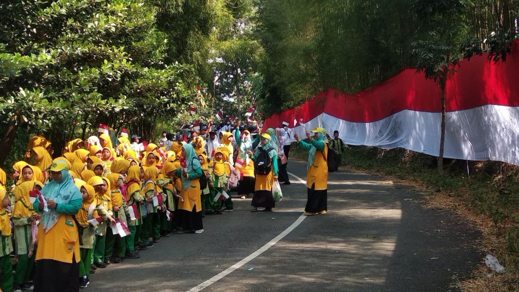 1.500 Bendera Merah Putih Berkibar di Waduk Tanjungan Mojokerto