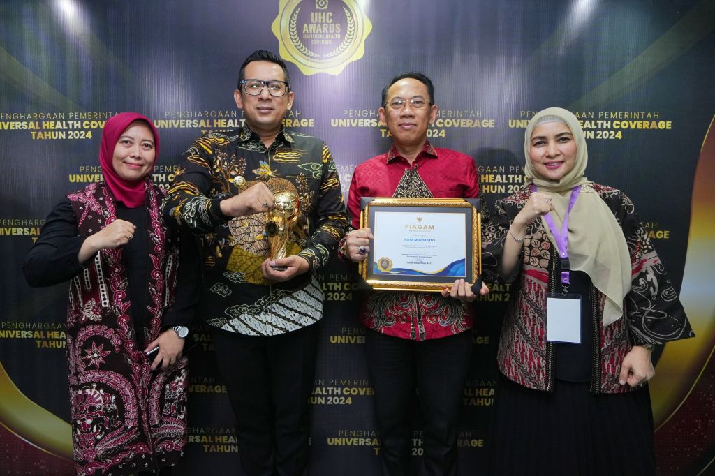 Penghargaan UHC Kategori Utama Pelecut Pemkot Mojokerto Songsong Indonesia Emas 2045