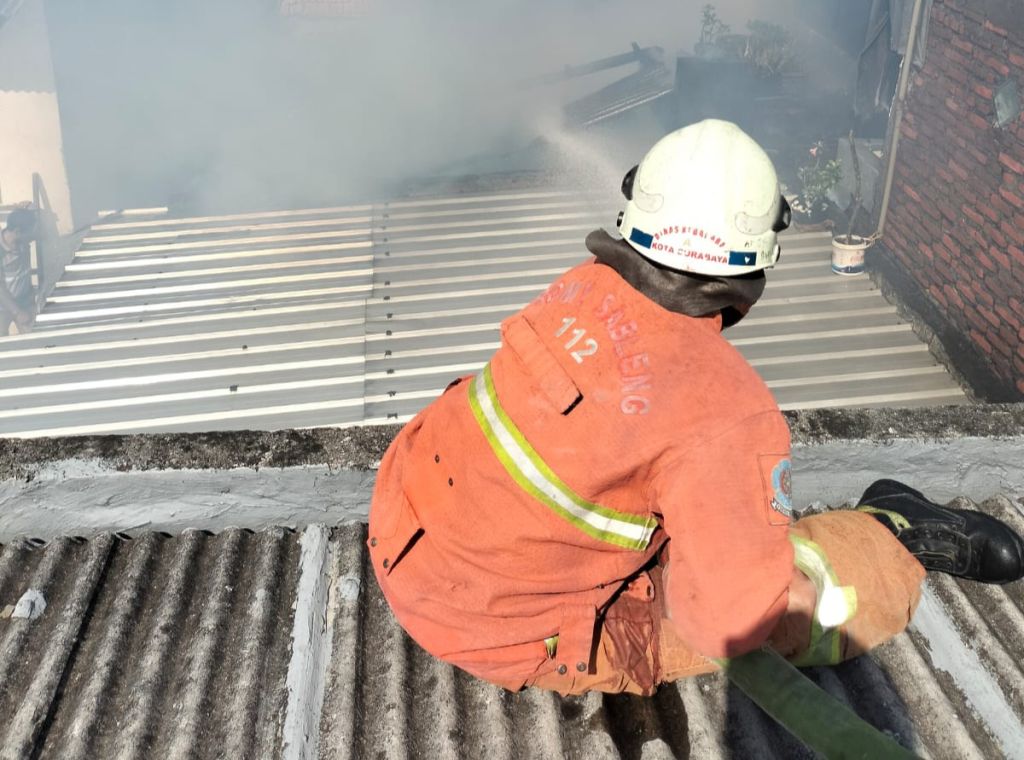 Rumah Terbakar Akibat Elpiji Bocor, Tiga Orang Terluka di Surabaya