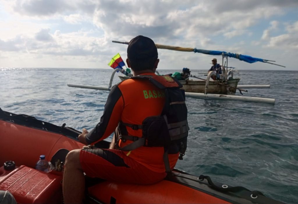 Pemancing Terseret Arus di Pantai Pasir Putih Karangasem Bali