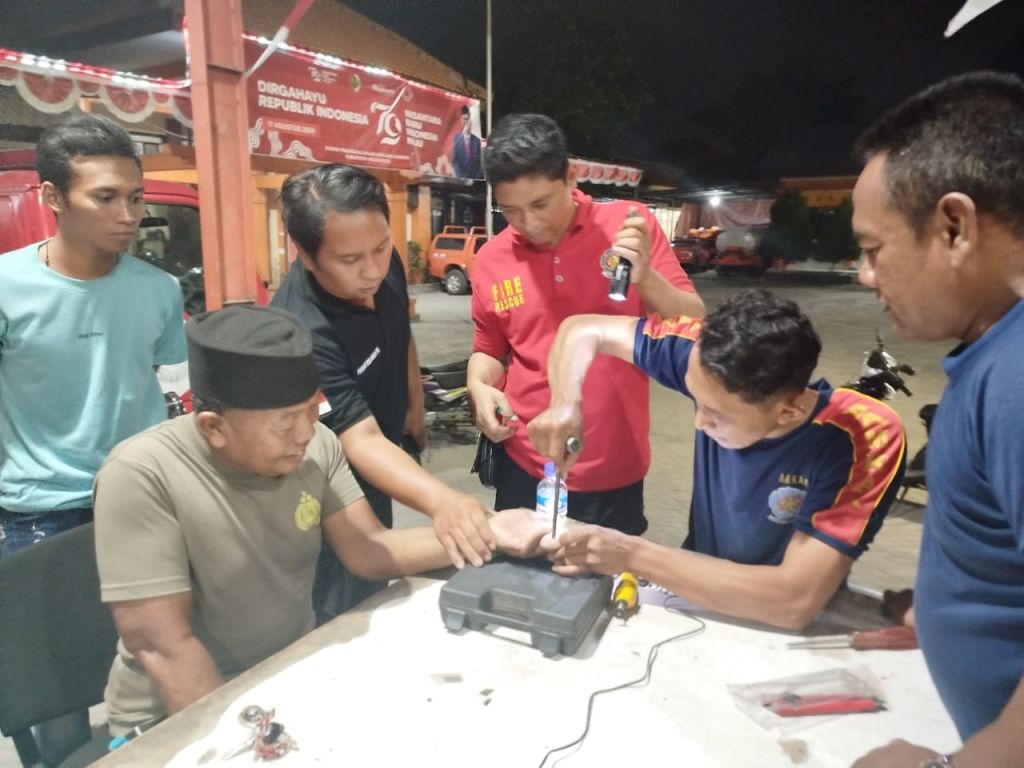 Jari Bengkak, Cincin Akik Dukun Pijat di Mojokerto Digerinda Damkar
