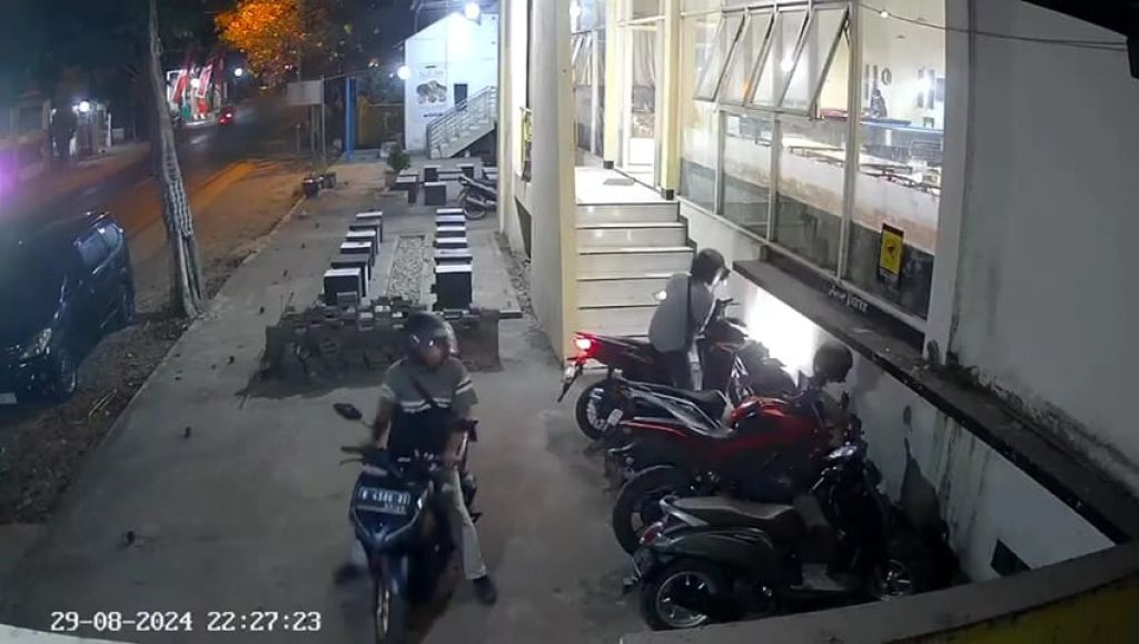 Hanya 7 Detik, Dua Pria Curi Motor di Kafe Mojokerto