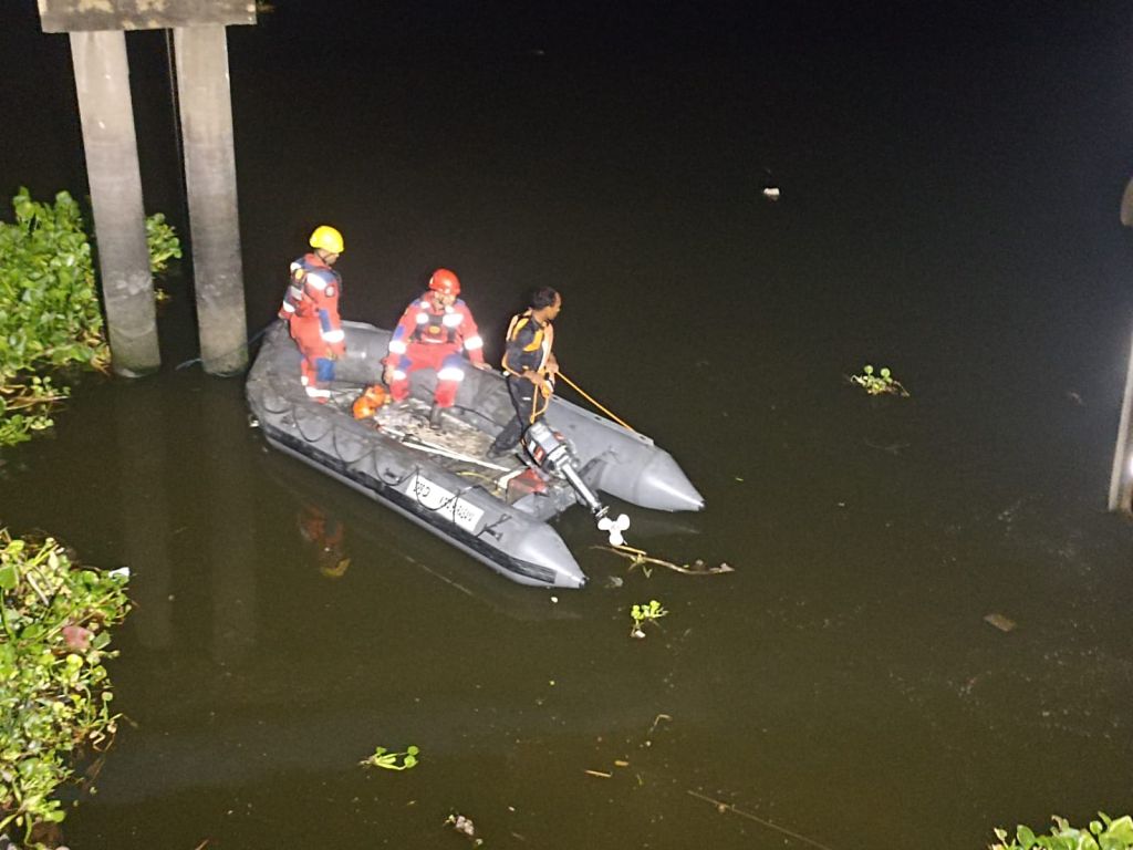 Seorang Pria Melompat ke Sungai Jagir di Surabaya