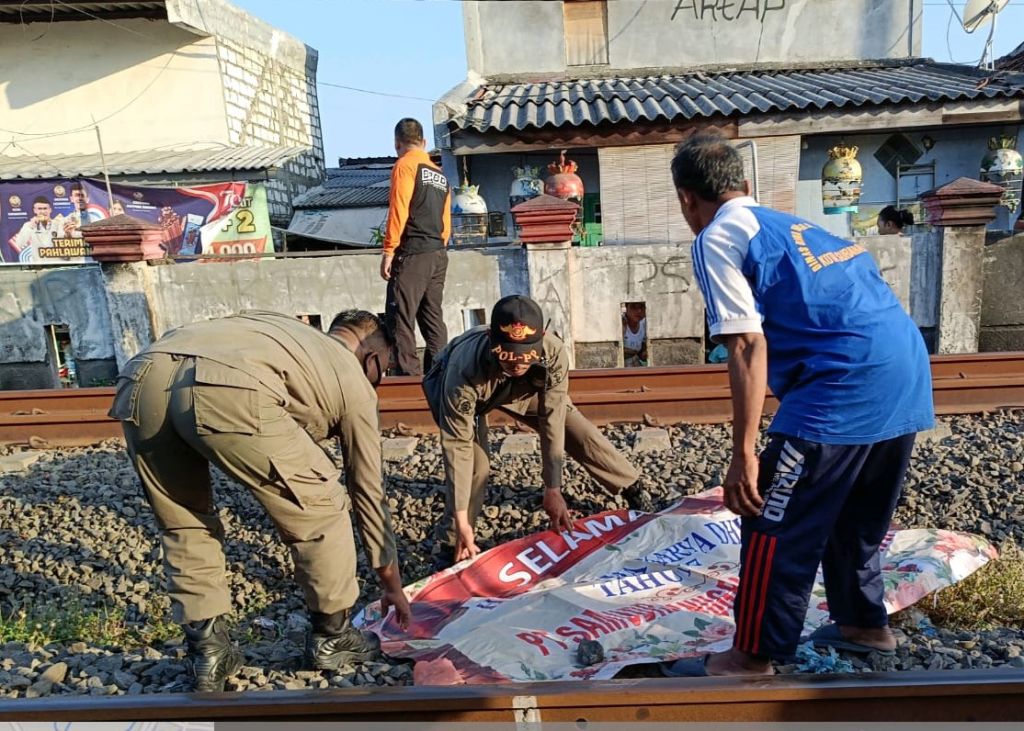 Pria asal Madura Tewas Tersambar Kereta Api di Surabaya