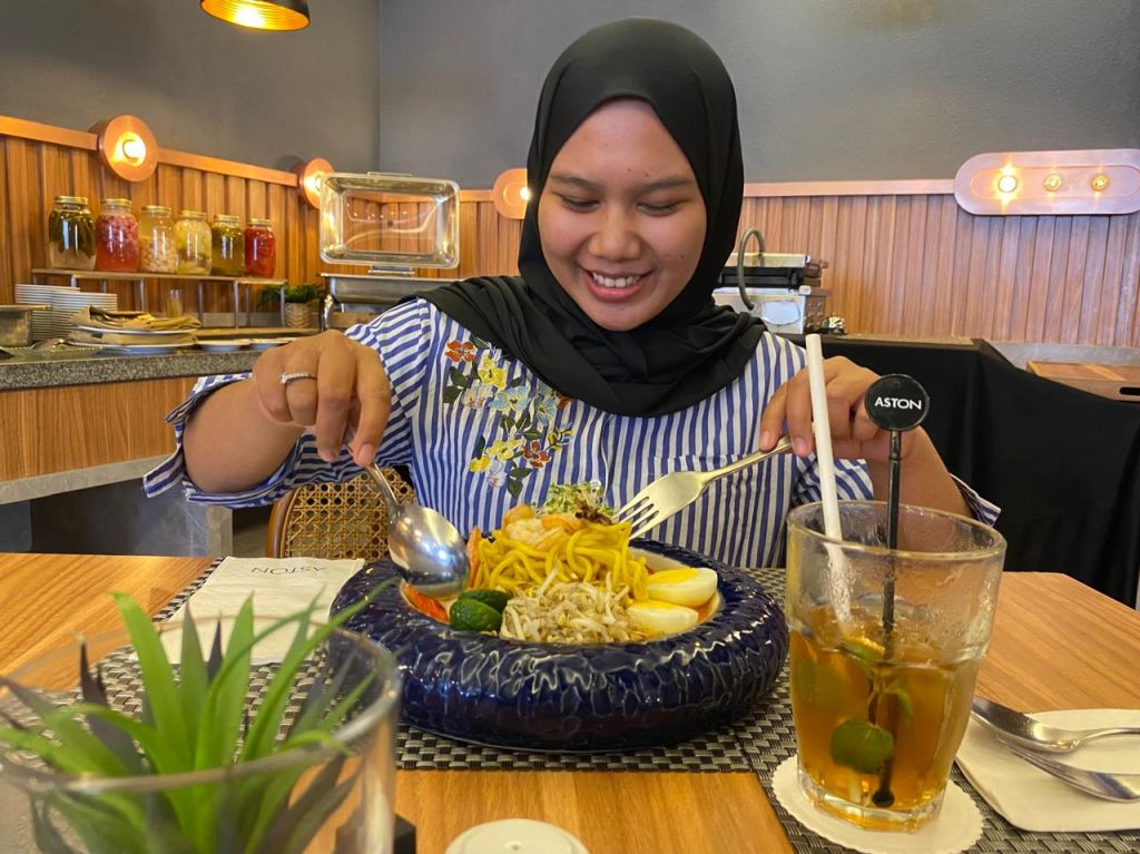 Menikmati Mi Celor Khas Palembang di Aston Inn Jemursari Surabaya