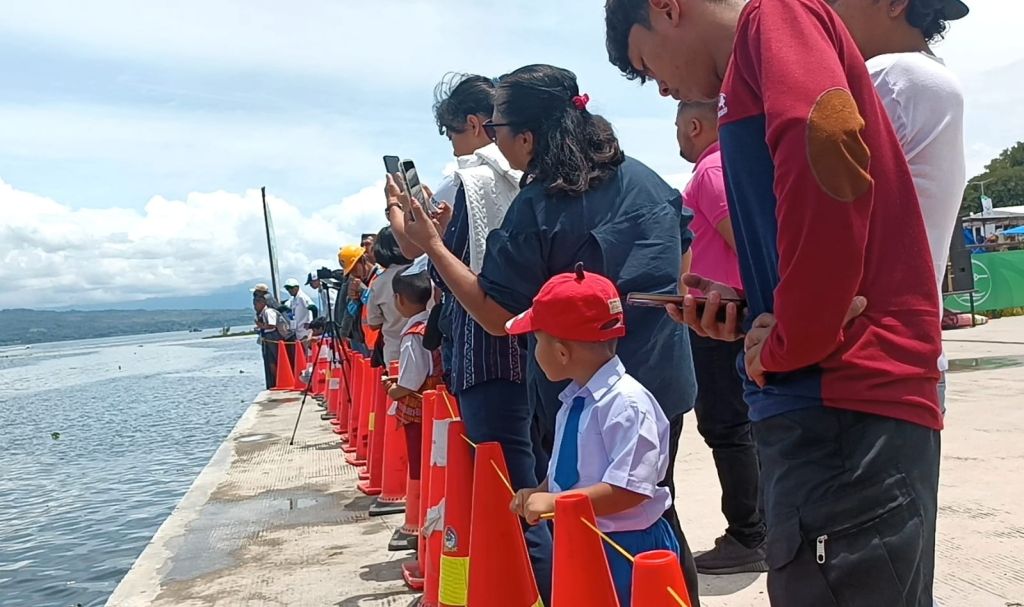 Momen Para Siswa SD Melihat Atraksi Peski Air di Danau Toba