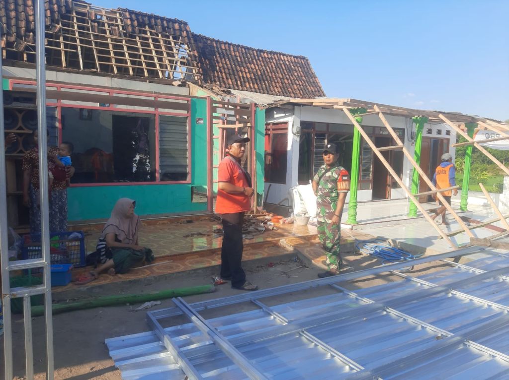 Diterjang Angin Kencang, Atap 5 Rumah Rusak di Situbondo