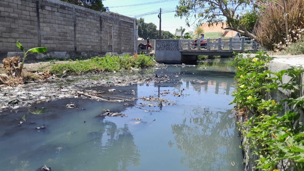 Sampah Menumpuk, Warga Keluhkan Bau Menyengat di Aliran Sungai Situbondo