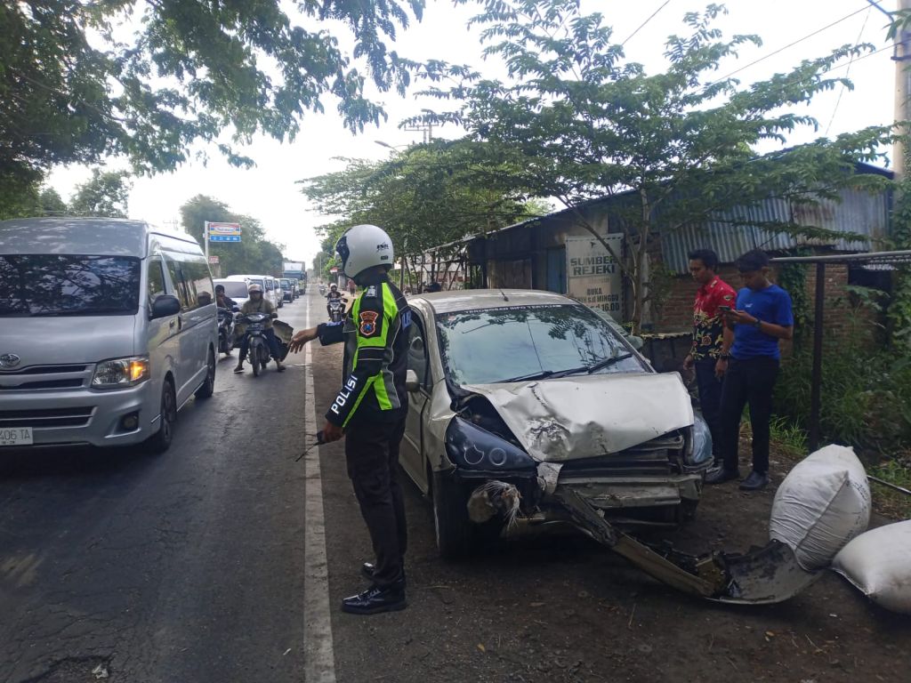 Honda Jazz Ugal-ugalan Picu Tabrakan Beruntun di Situbondo