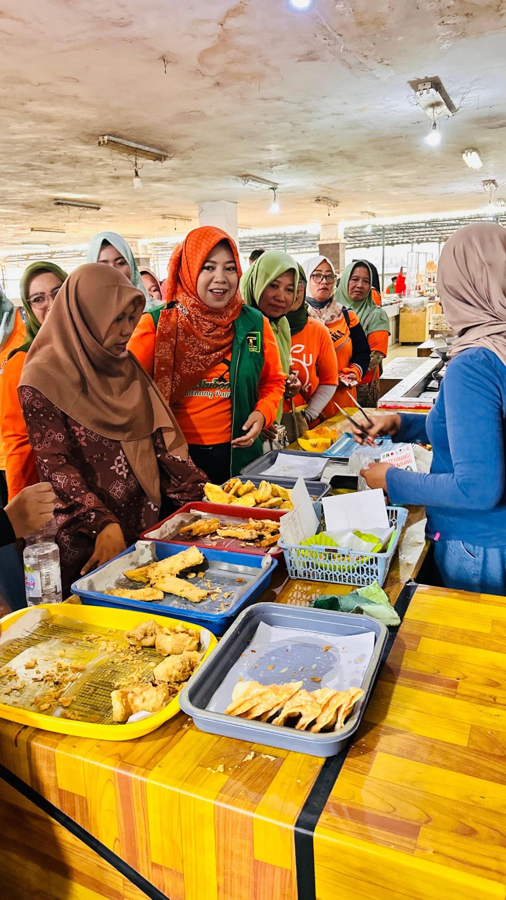 Blusukan di Pasar Tradisional Asembagus, Mbak Ulfi Serap Aspirasi Pedagang