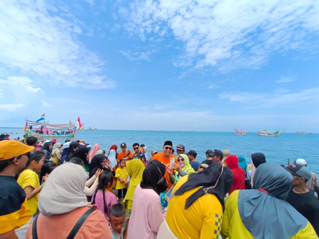 Hadiri Tradisi Petik Laut, Mas Rio Minta Nelayan Situbondo Lestarikan Budaya Lokal