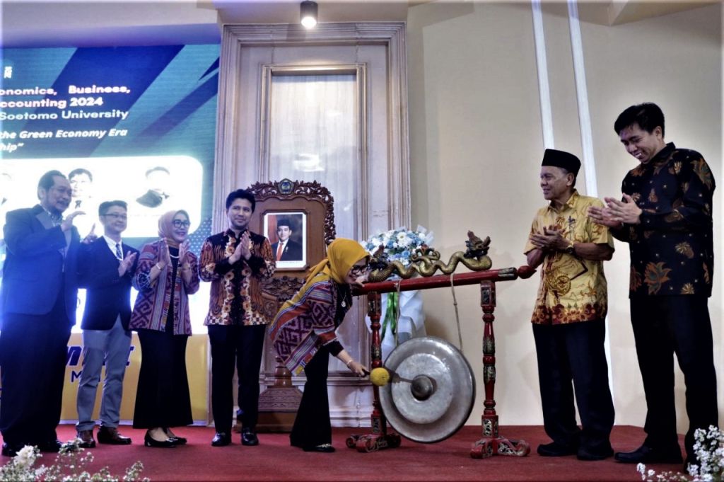 FEB Unitomo Dorong Inovasi Bisnis di Era Ekonomi Hijau Lewat Konferensi Internasional