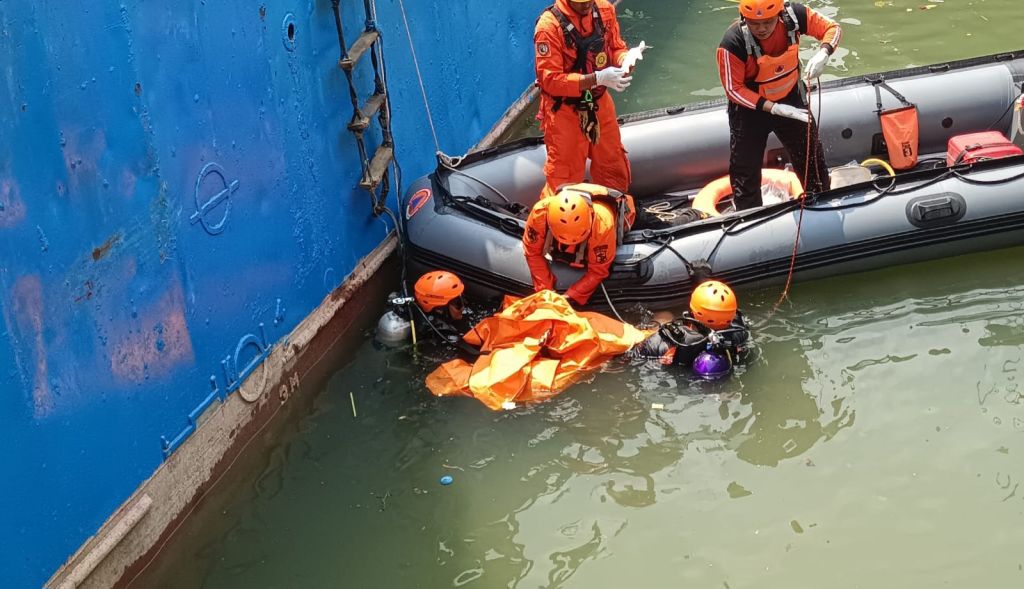 Terpeleset Lalu Tercebur Sungai Kalimas, Pria Surabaya Ditemukan Tewas