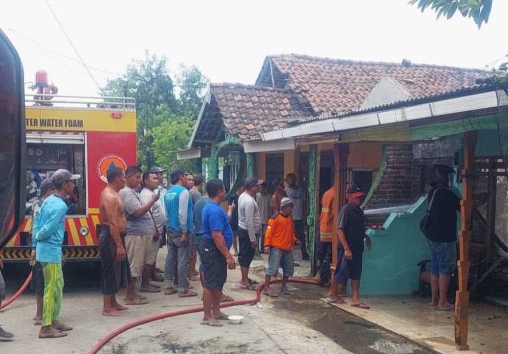 Obrolan Kusnan dengan Tetangga Buyar saat Tahu Rumahnya di Mojokerto Terbakar