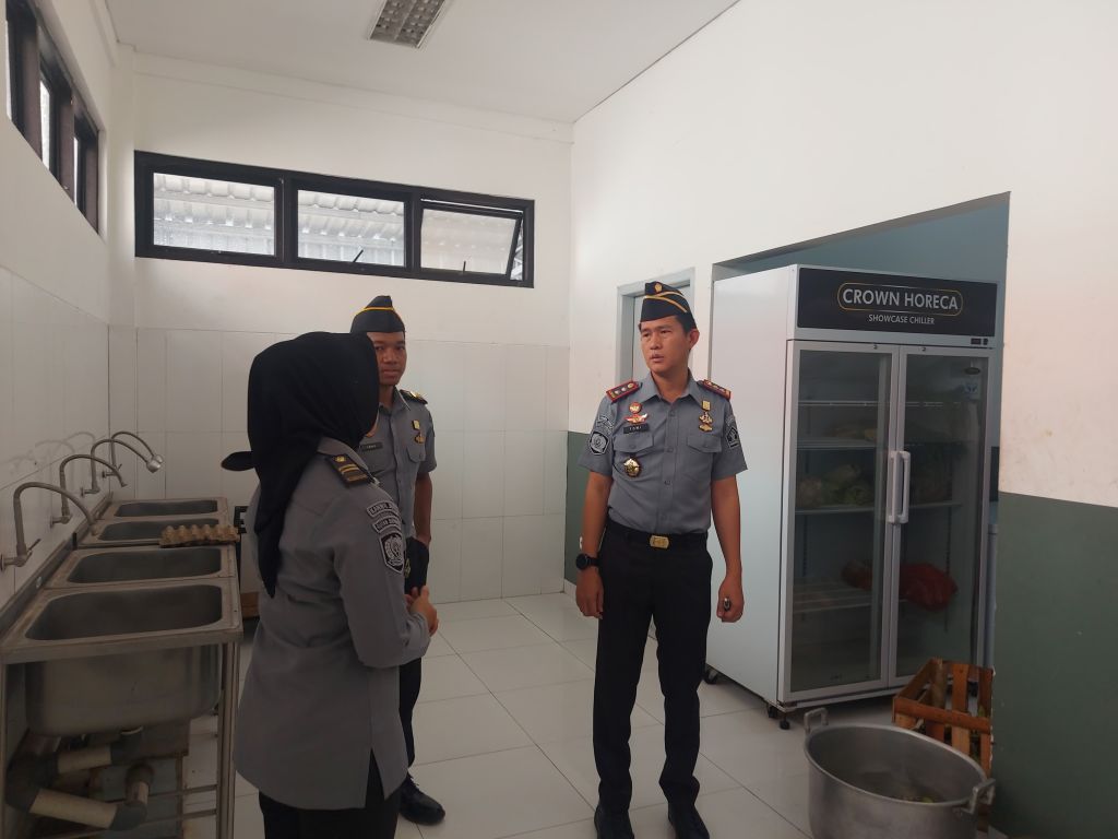 Jaga Kualitas Kebersihan dan Layanan, Karutan Surabaya Tinjau Dapur Harmoni