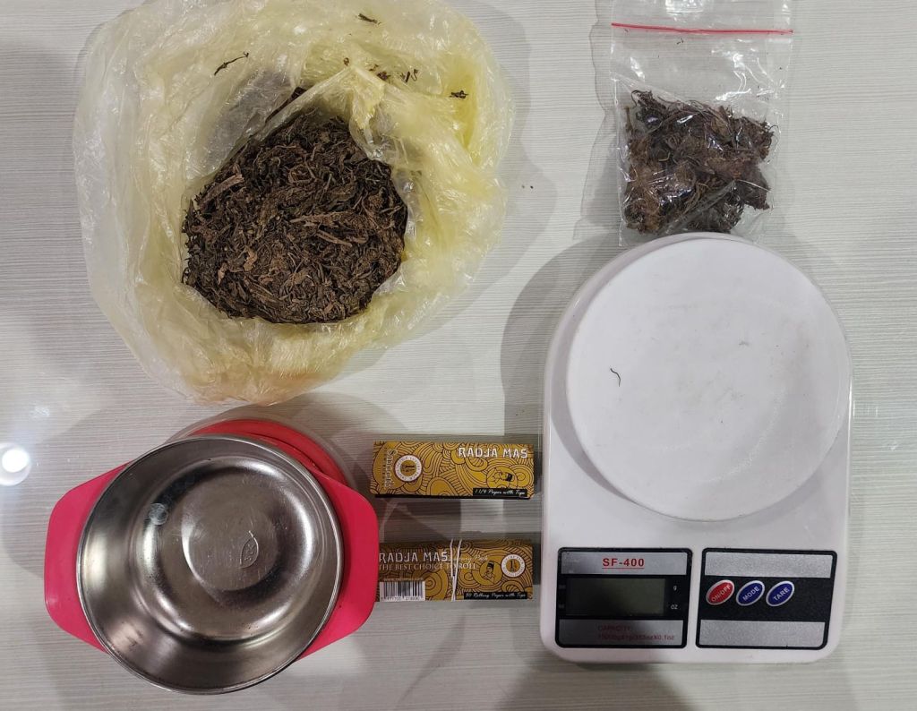 Kurir Ekspedisi di Surabaya Nyambi Edarkan Ganja, Kini Kembali Masuk Penjara