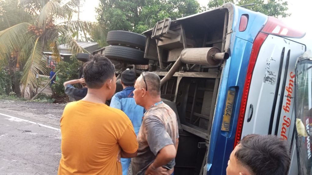 Bus Sugeng Rahayu Terguling di Sidoarjo, 1 Orang Putus Tangan dan 6 Luka
