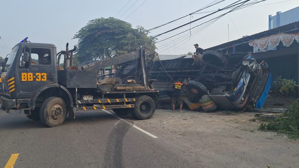 Hindari Pengendara Motor Mabuk, Bus Sugeng Rahayu Terguling di Magetan