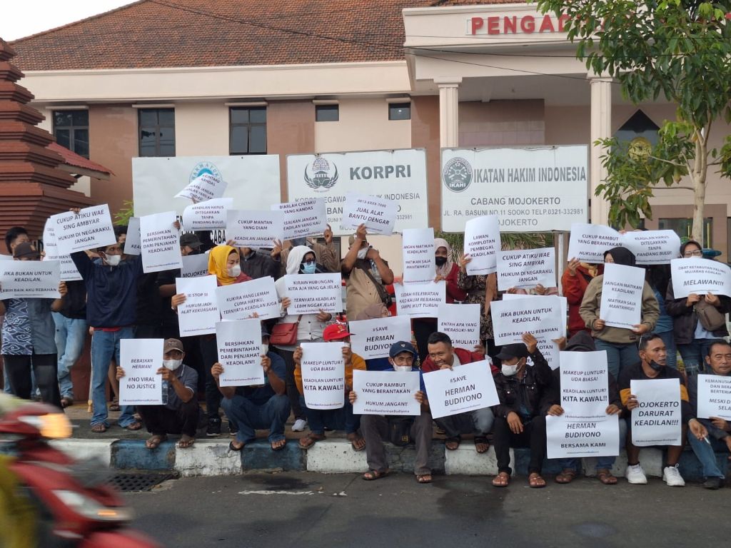 Warga Gelar Aksi Tuntut Keadilan Bagi Herman Budiyono, Terdakwa Dugaan Penggelapan
