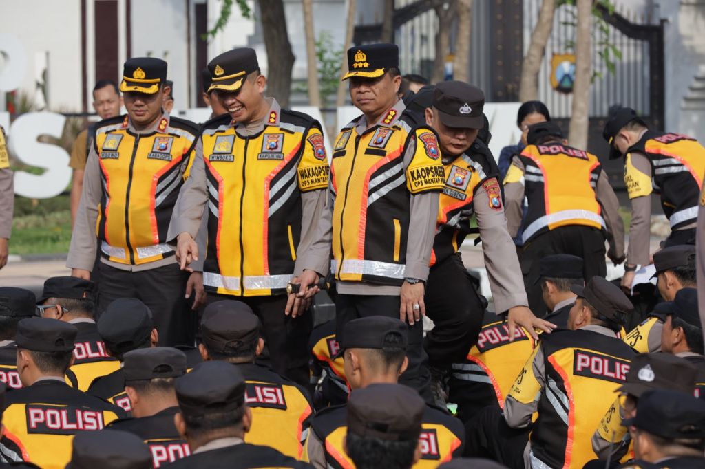 Polrestabes Surabaya Cek Perlengkapan Personel PAM TPS Pilkada