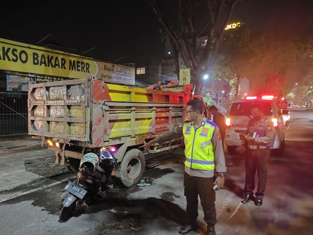Kurang Konsentrasi, Pemotor di Surabaya Tewas Tabrak Truk Parkir