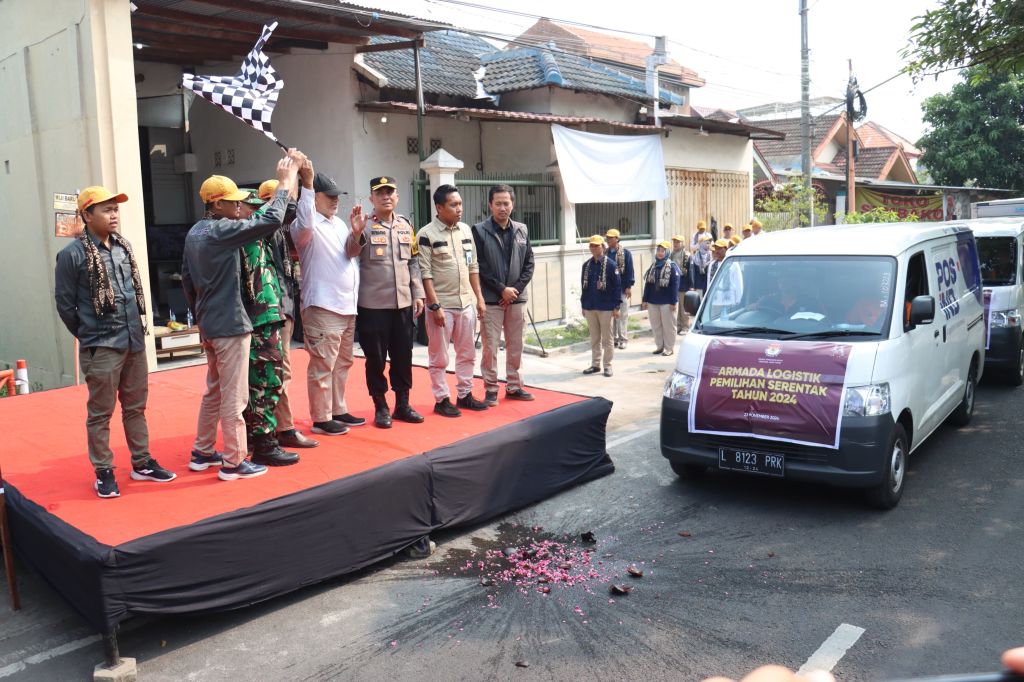 Serentak, Polisi Kawal Ketat Distribusi Logistik ke PPK di Kota Mojokerto