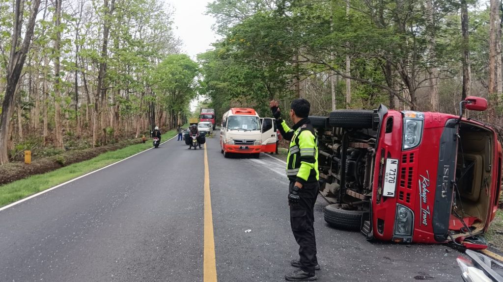 Mobil Elf Rombongan SMAN 1 Panji Situbondo Terguling, 11 Siswa Terluka