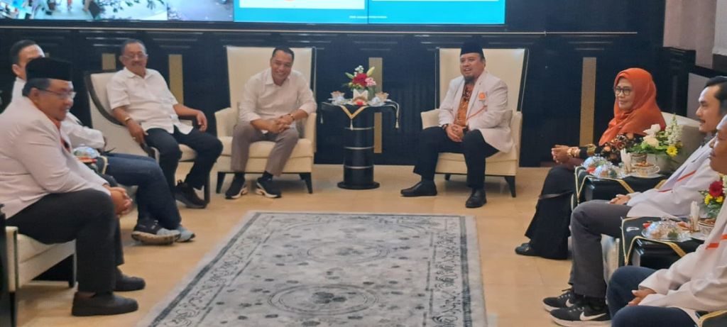 PKS Surabaya Silaturahmi ke Eri Cahyadi dan Armuji di Balai Kota Surabaya