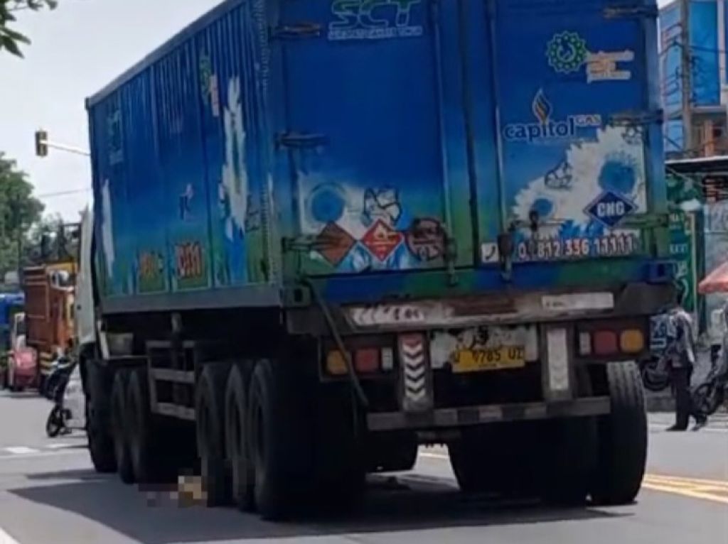 Salip Pengendara Lain, Ibu di Mojokerto Tewas Terlindas Truk
