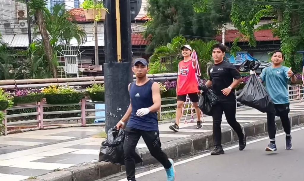Ratusan Warga Surabaya Antusias Ikuti Gerak Lari Ambil Sampah