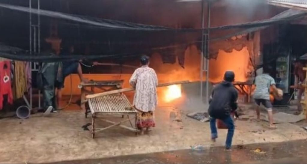 Gegara Nyalakan Korek saat Tuang Pertalite, Rumah di Situbondo Hampir Terbakar