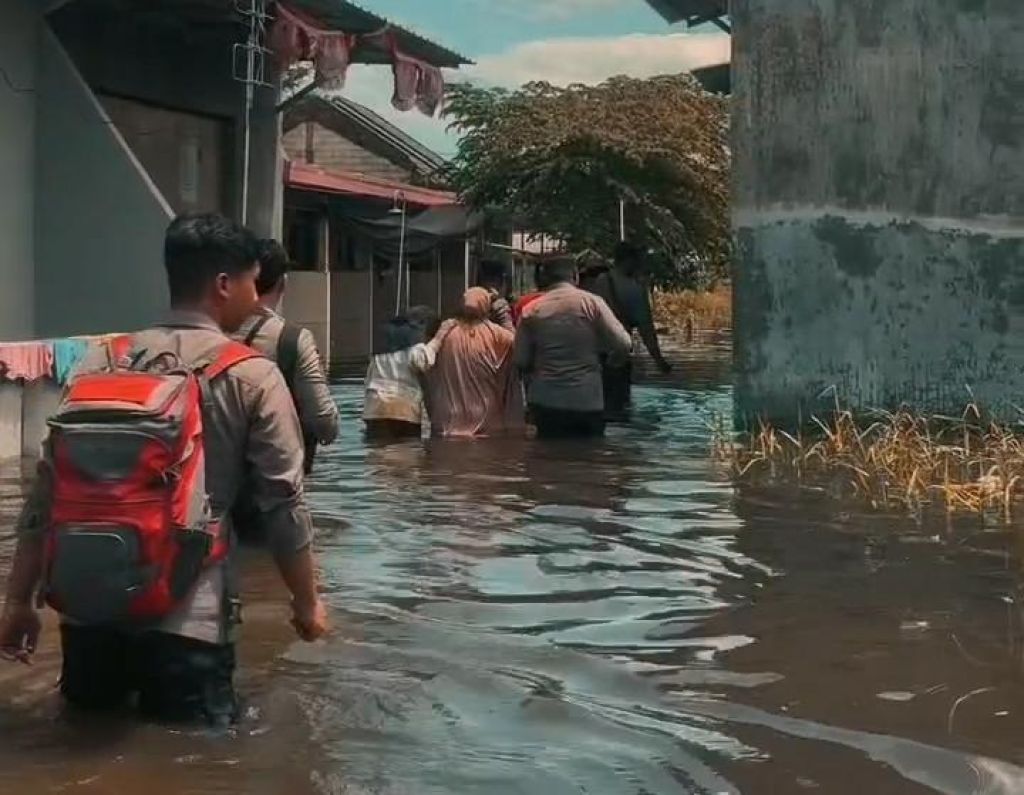 Momen Polisi Evakuasi Korban Banjir di Kota Mojokerto