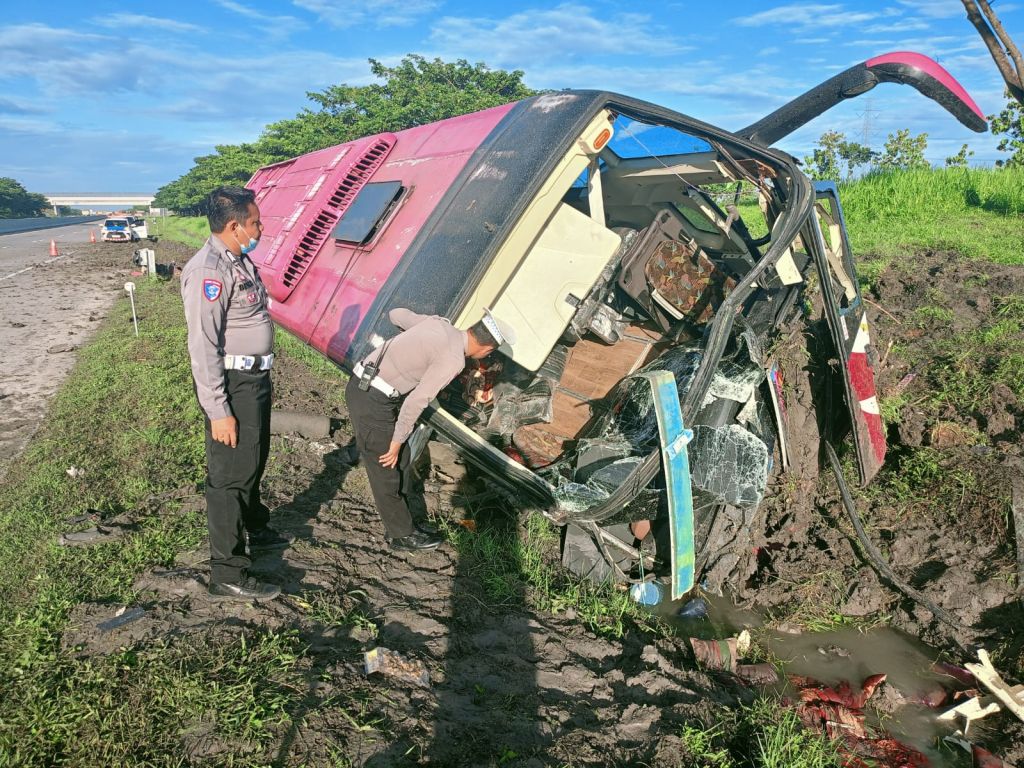 Bus Tiara Mas Terguling di Tol Ngawi Solo, 4 Penumpang Luka